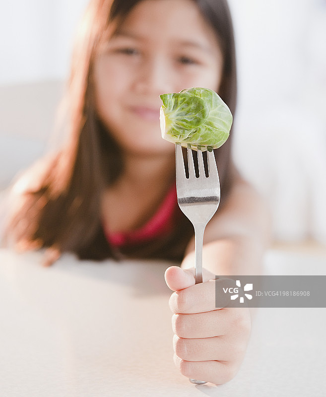 混血女孩拿着球芽甘蓝图片素材