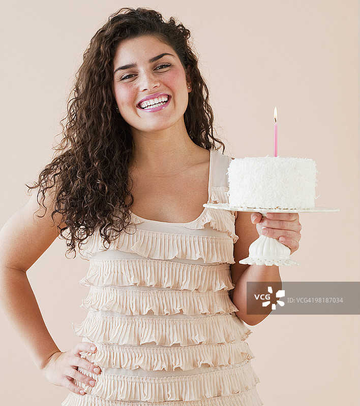 混血女人拿着生日蛋糕图片素材