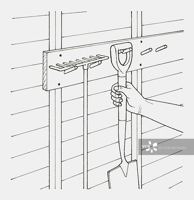 黑白插画：手持花园铲，旁边是棚屋挂钩上的耙子图片素材