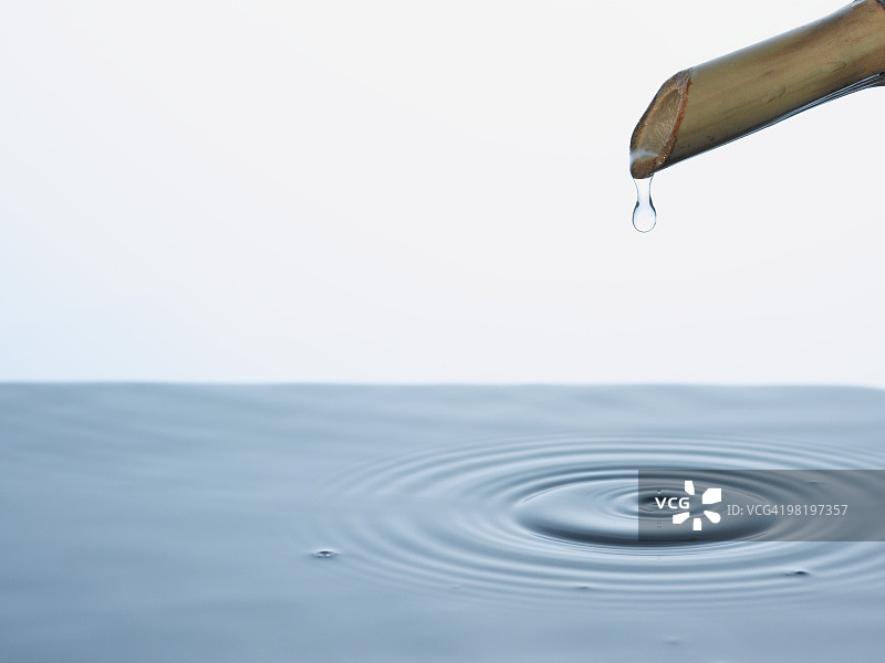 竹筒倒水图片素材