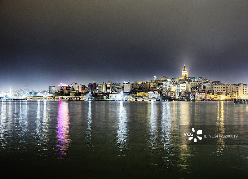 夜晚的伊斯坦布尔，从加拉塔大桥眺望的景色图片素材