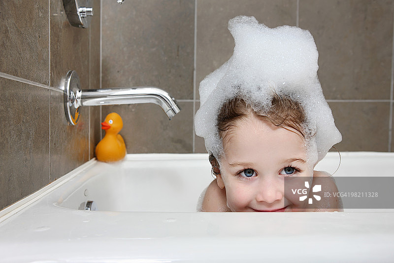 正在泡泡浴的女孩图片素材