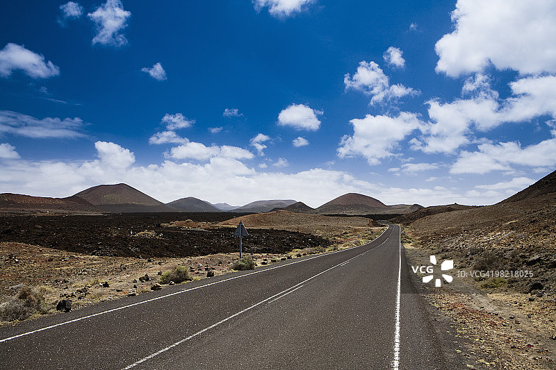 兰萨罗特火山地貌公路图片素材