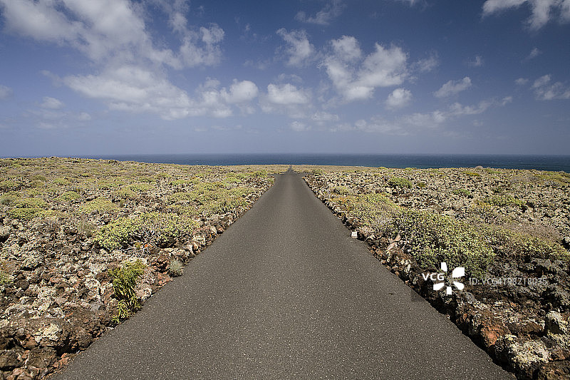荒芜火山地貌公路图片素材