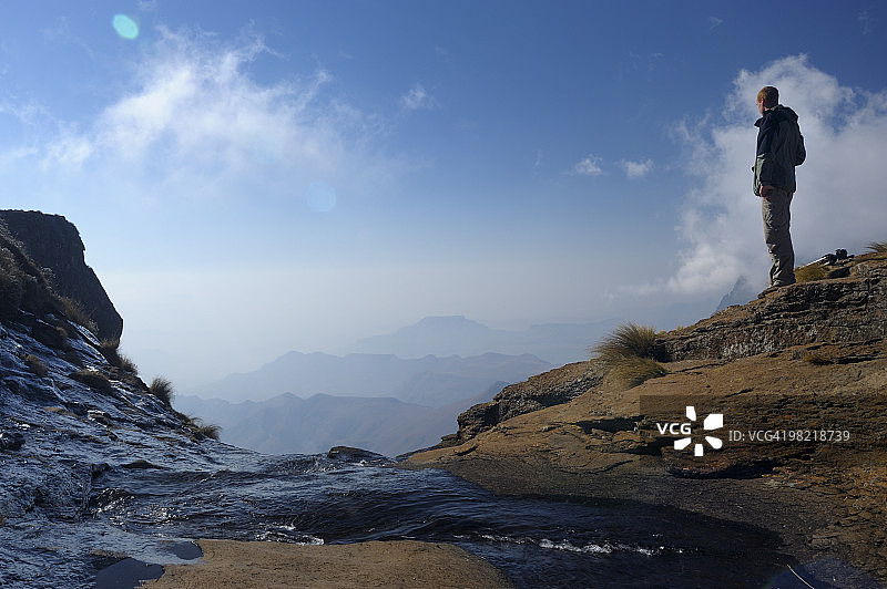 在德拉肯斯堡山脉圆形剧场，图盖拉瀑布边缘的男性登山者图片素材