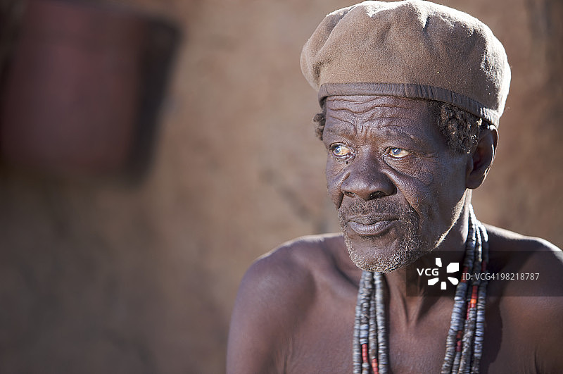 纳米比亚卡奥科兰，Van Zyl隘口地区的辛巴族男子画像图片素材