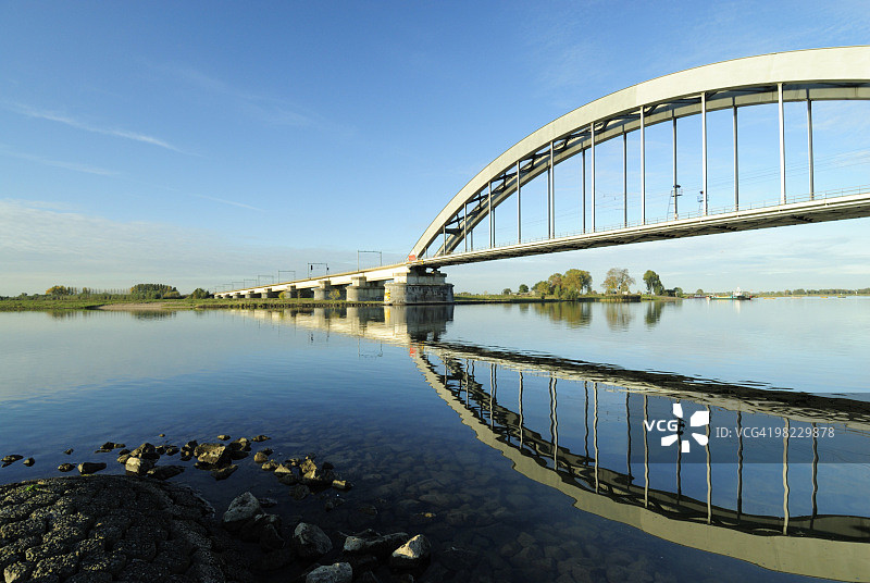 河流上的铁路桥图片素材