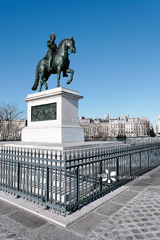 法国巴黎新桥上的亨利四世雕像图片素材