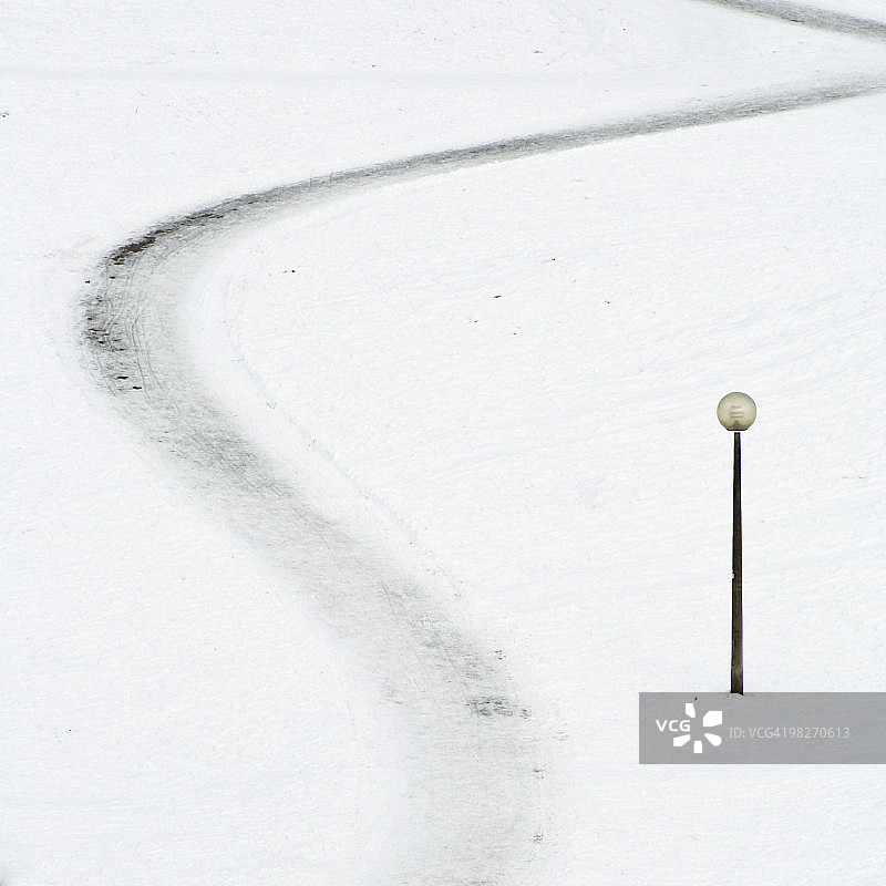 雪地蜿蜒小路图片素材