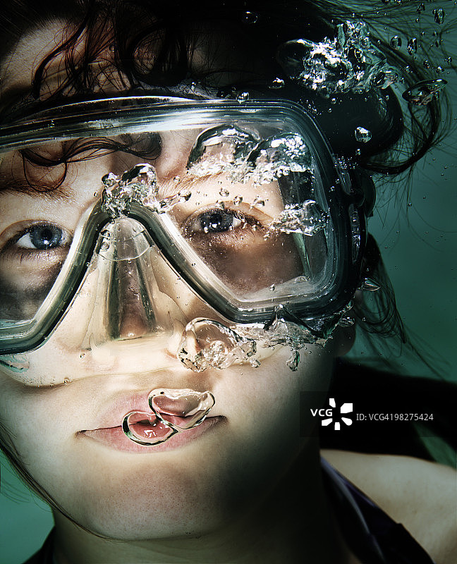 戴着护目镜在水下的青少年图片素材