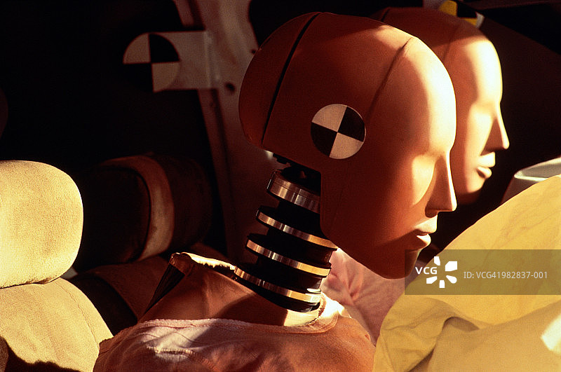 装有膨胀气囊的汽车内部的撞击试验假人特写图片素材