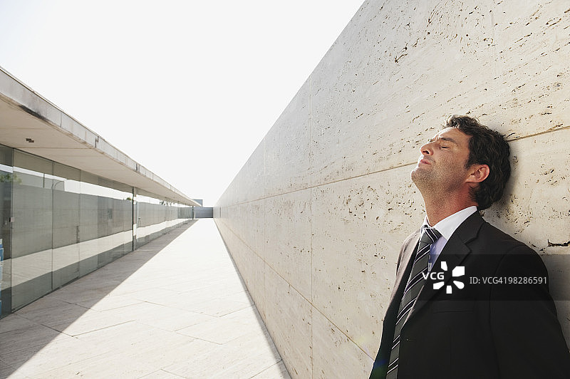 西班牙马略卡岛：商人靠墙，闭目养神图片素材