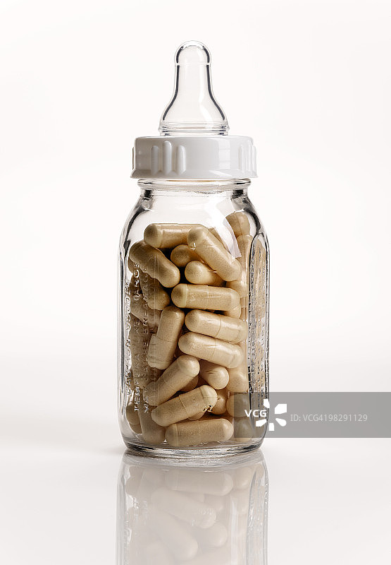 装满药丸的奶瓶图片素材