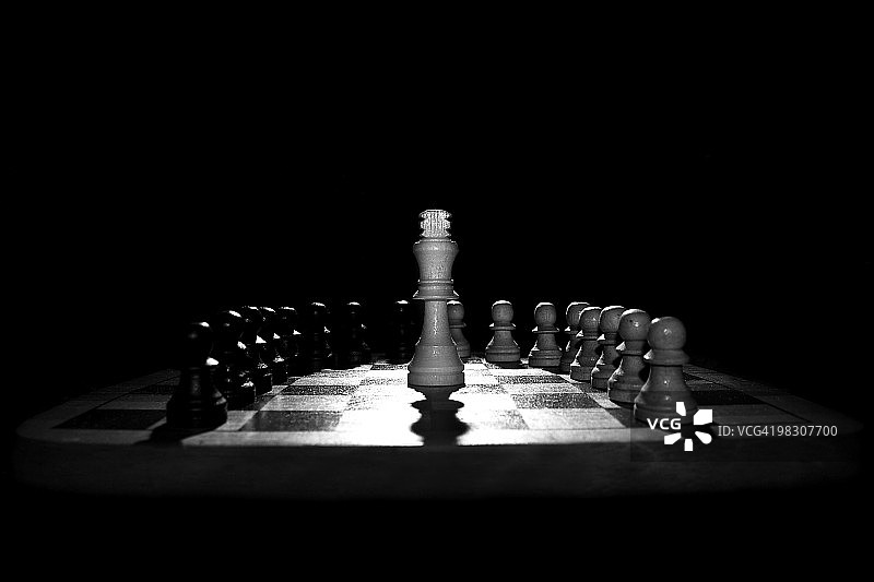 围绕着国王的国际象棋棋子图片素材
