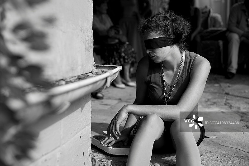 蒙着眼睛的女孩和体重秤图片素材