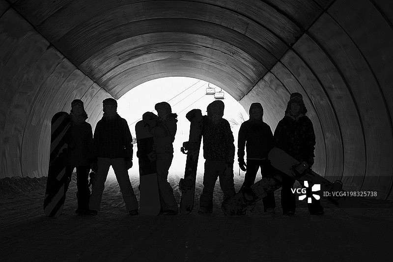 法国阿沃里亚兹滑雪者隧道剪影图片素材