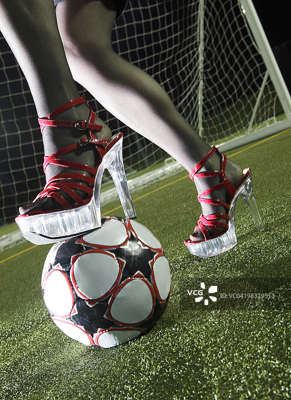 穿高跟鞋踢足球的女人图片素材
