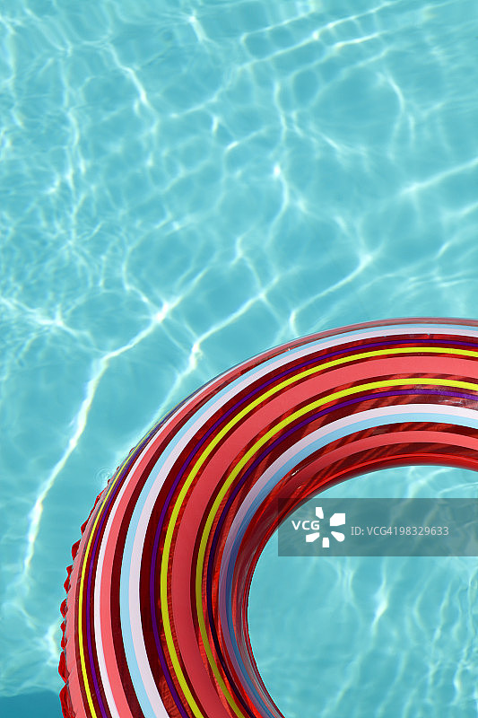 泳池中鲜艳的橡胶圈图片素材