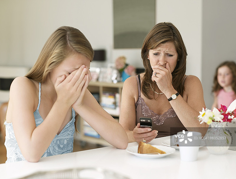 母亲发现手机上的网络欺凌行为图片素材