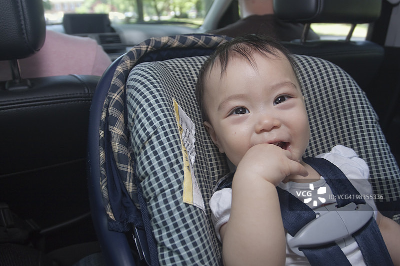 坐在汽车座椅上的中国婴儿图片素材
