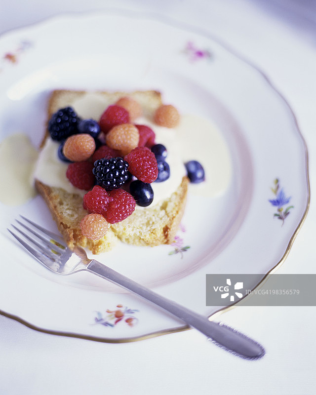 配萨芭雍和混合浆果的磅蛋糕图片素材