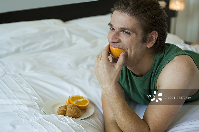 男人在床上享用早餐图片素材