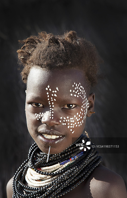 卡罗部落的年轻女孩图片素材