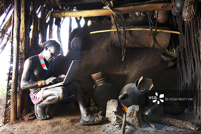使用笔记本电脑的男人图片素材
