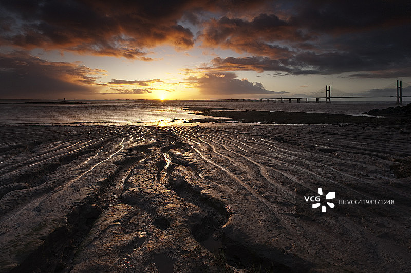 黎明时分的新塞文桥图片素材