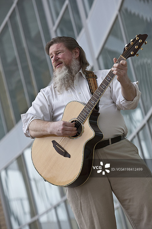 残障人士弹吉他图片素材