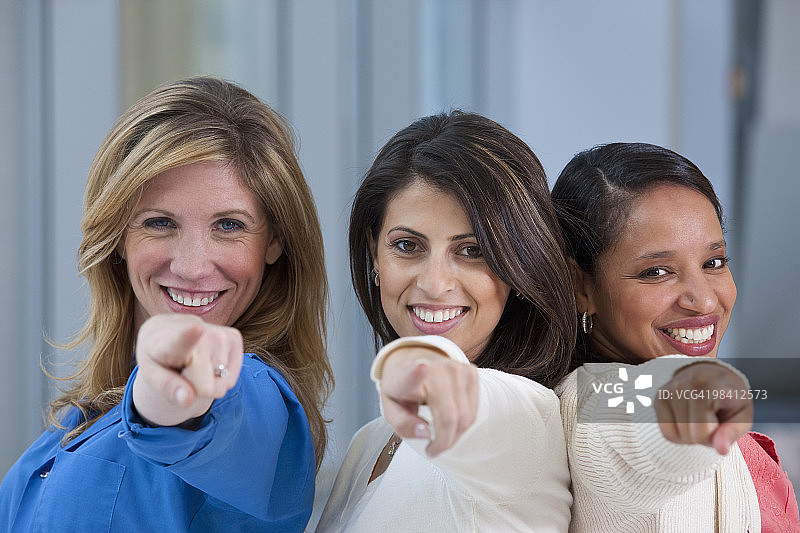 指向镜头的三位朋友合影图片素材