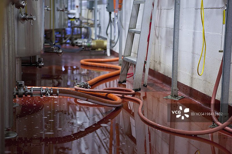 啤酒厂里洒落在地板上的啤酒图片素材