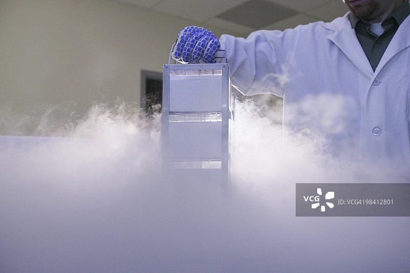 科学家从液氮储罐中取出样品图片素材