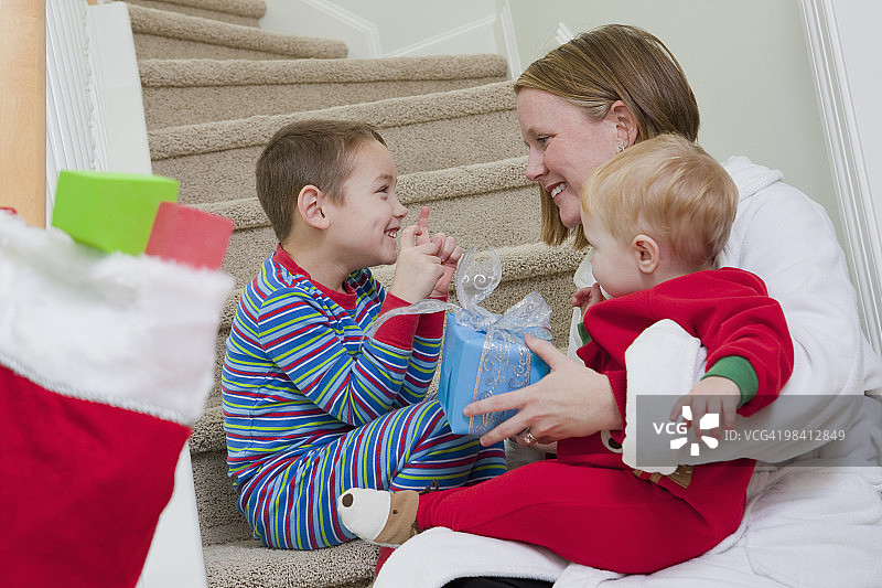 男孩用美国手语表达“礼物”，同时与母亲交流图片素材