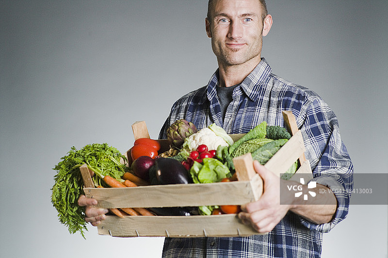 手捧蔬菜盒的男人图片素材