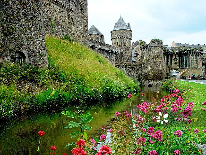 带有花朵的中世纪城堡图片素材