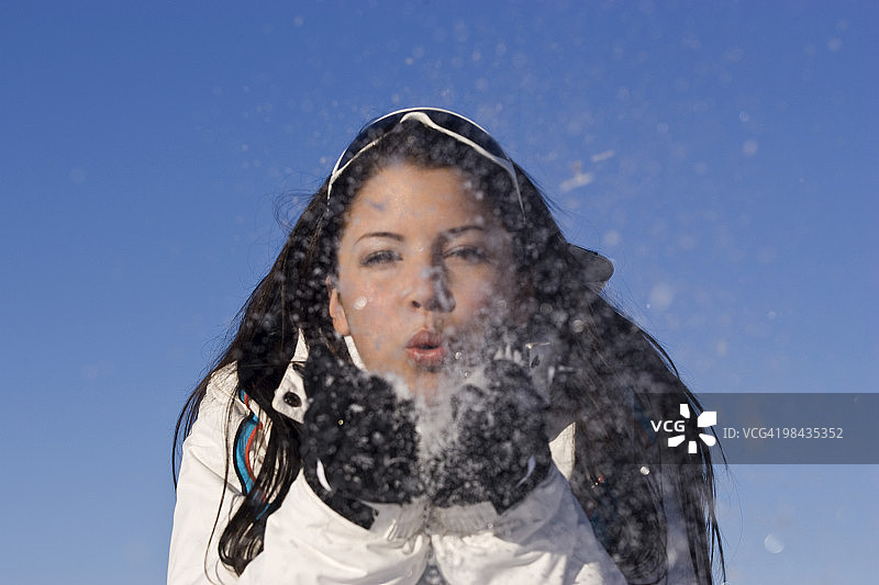 玩雪的年轻女人肖像图片素材