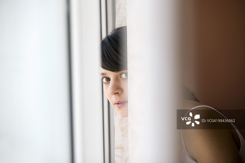 站在窗边的年轻女人肖像图片素材