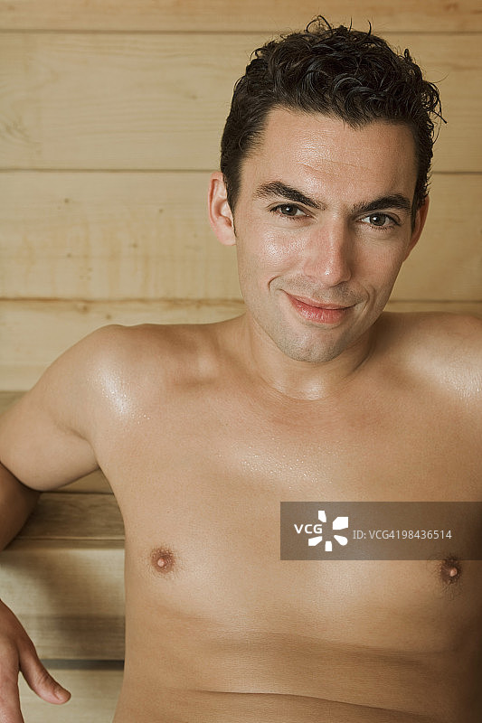 在桑拿房放松的男人肖像图片素材