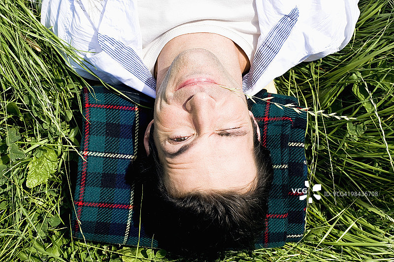 躺在草地上的年轻男子头像照图片素材