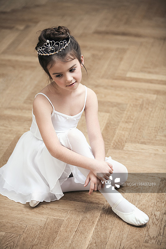 头戴小皇冠的年轻芭蕾舞演员肖像图片素材