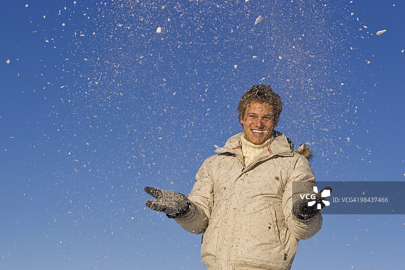 玩雪的年轻男子 портрет图片素材