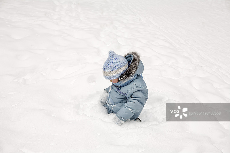 在冬日雪地里的年轻女孩图片素材
