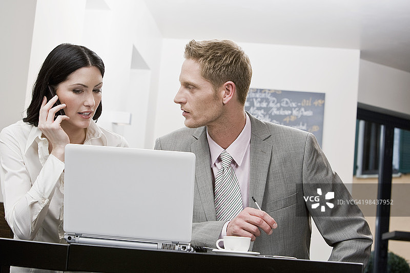 女商人与男同事在餐厅工作图片素材