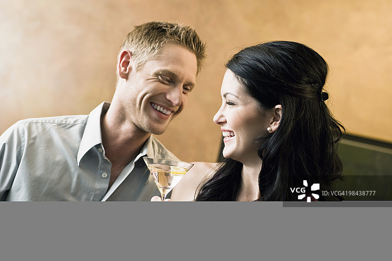 在酒吧里互相调情的年轻情侣肖像图片素材