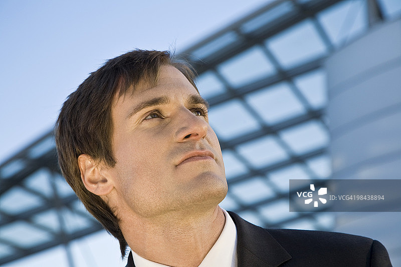 户外抬头看的商务男士肖像图片素材