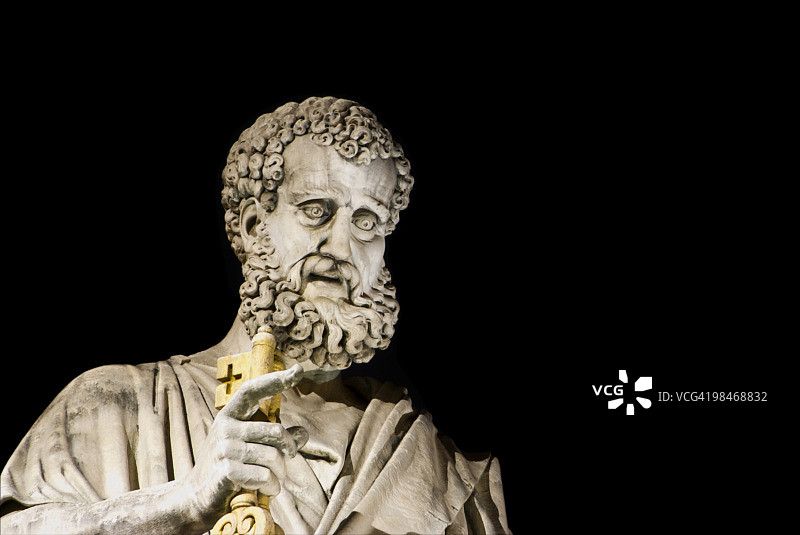 夜晚孤立的圣彼得图片素材