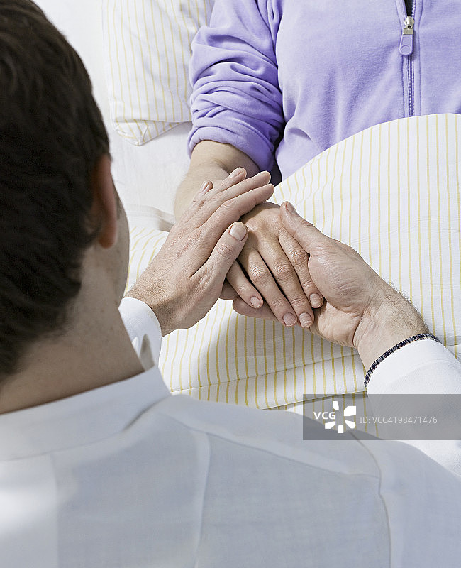 医生握着女患者的手图片素材