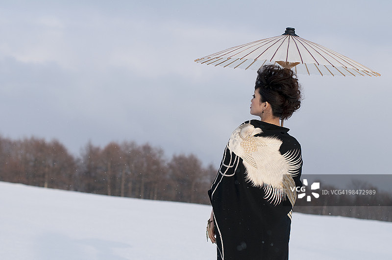 站在雪地上的和服女子背影图片素材
