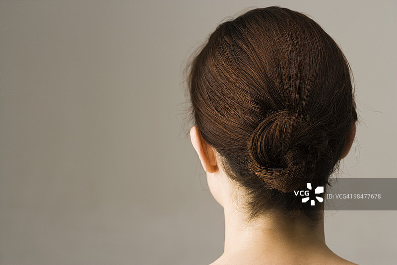 发髻高挽的女人背影图片素材